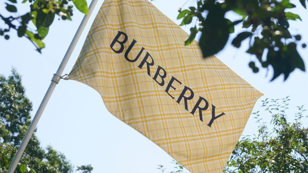 Burberry تنقل أزياء شتاء 2026 إلى هامبتنز عبر متجر صيفي مؤقت - صورة مميزة Burberry تنقل أزياء شتاء 2026 إلى هامبتنز عبر متجر صيفي مؤقت