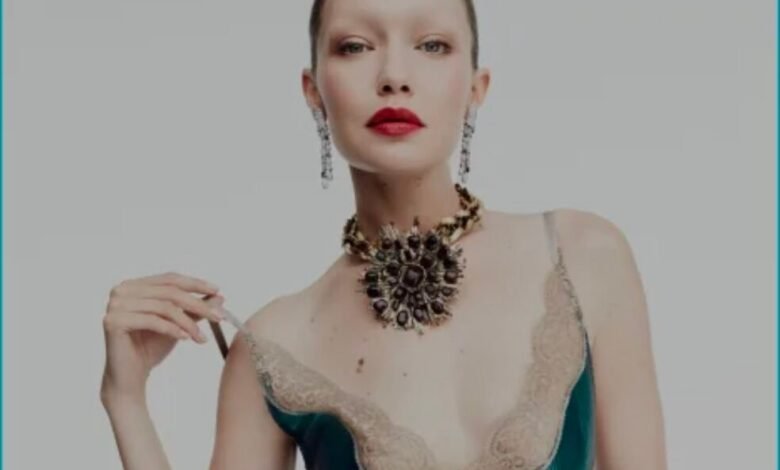جيجي حديد بإطلالة جريئة على غلاف «Vogue France».. الحواجب المبيّضة تعيد صياغة ملامح عارضة الأزياء
