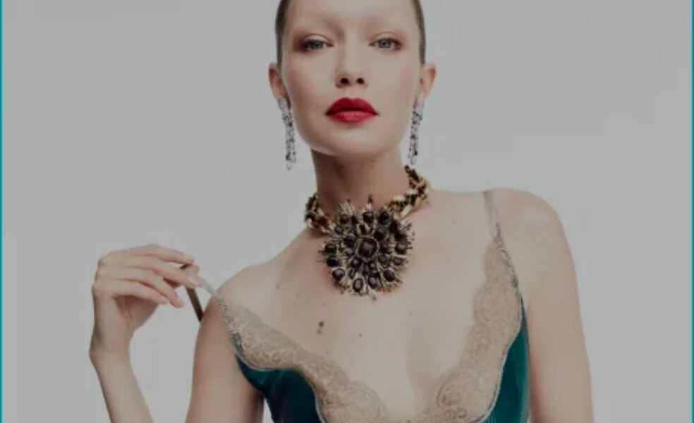 جيجي حديد بإطلالة جريئة على غلاف «Vogue France».. الحواجب المبيّضة تعيد صياغة ملامح عارضة الأزياء