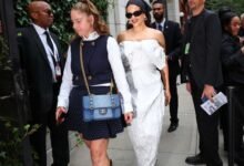 من Dua Lipa إلى Zendaya.. المنديل يعود بقوة كإكسسوار صيف 2026